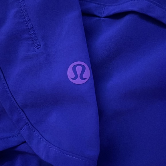 Blue lululemon shorts size 2 high rise - Picture 3 of 4